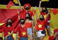 Xúc động sắc đỏ ngập tràn trên sân Zabeel để tiếp lửa tuyển Việt Nam