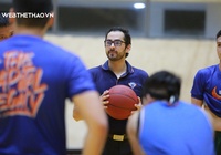 HLV Eric Weissling lần đầu xuất hiện trong buổi tập của Hanoi Buffaloes