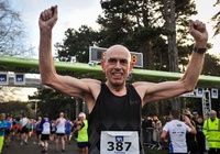 Người đàn ông suýt mất mạng vì nghiện rượu phá kỷ lục thế giới bán marathon trên 60 tuổi