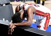 Xót xa hình ảnh Jimmy Butler kiệt sức rời sân sau game 5 Chung kết NBA