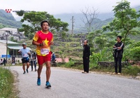 Ông Hải “vỉa hè” nỗ lực hoàn thành đường chạy marathon ở Hà Giang