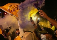 Bất chấp COVID-19, CĐV Lakers đổ ra đường hô vang tên Kobe Bryant