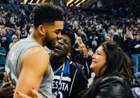 Karl-Anthony Towns và câu chuyện đẫm nước mắt: Tôi đã rút máy thở để mẹ mình ra đi
