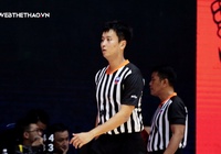 HLV Phan Thanh Cảnh bức xúc với trọng tài Hàn Quốc đuổi Chris Dierker