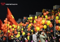 Khán giả lấp đầy sân Cẩm Phả cổ vũ tuyển Việt Nam đấu U22 Việt Nam