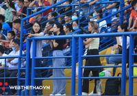 Công Phượng và dàn sao HAGL được CĐV nữ săn đón "từ xa" trong ngày Kiatisuk ra mắt