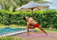 Tuyển thủ triathlon SEA Games khoe bụng 8 múi với bài tập yoga hấp dẫn
