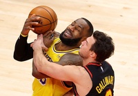 LA Lakers trầy da tróc vảy trước Atlanta Hawks