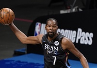 Nhọ như Kevin Durant: Ngay giữa trận đấu bị "bế" đi cách ly COVID lần 3