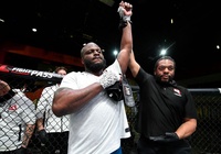 Giới MMA bất ngờ trước pha KO lật kèo của Derrick Lewis