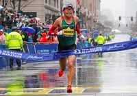 Người đầu tiên trên thế giới chạy 100 marathon dưới 2 giờ 20 phút