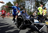 “Tượng đài marathon, triathlon” Dick Hoyt qua đời ở tuổi 80