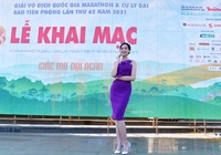 Hoa hậu Việt Nam Đỗ Thị Hà khoe dáng thon với váy tím gợi cảm ở Gia Lai