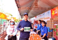 VĐV nhận racekit Tiền Phong Marathon 2021 nhanh gọn