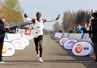 Eliud Kipchoge vô địch Mission Marathon, danh hiệu đầu tiên sau nửa năm thua đau ở London