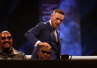 Conor McGregor chế giễu vụ việc Floyd Mayweather Jr và Jake Paul: Kiếm hàng thật mà đánh