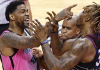Đấu 2 phút nhận 2 triệu USD, lão tướng Miami Heat gây sốt khi đâm chọt Dwight Howard
