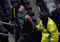CĐV ném chai nước vào đầu Kyrie Irving có thể đi tù 10 năm!