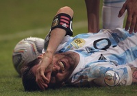 Choáng với hình ảnh Messi kiệt sức "gánh team" giúp Argentina hạ Uruguay