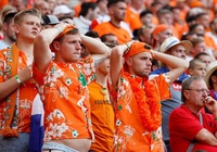 Cổ động viên Hà Lan tự an tủi sau thất bại ở EURO: Ít nhất vẫn còn Verstappen và Van der Poel!