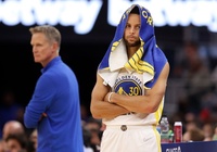 Curry tịt ngòi hiệp 4 và hiệp phụ, Warriors thua trận đầu tiên