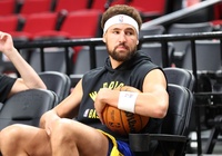 Chưa thể tập cùng đội, Klay Thompson có kịp trở lại vào Giáng sinh?