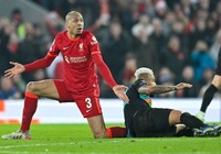 Wenger cáo buộc sao Liverpool ăn vạ khiến Sanchez nhận thẻ đỏ