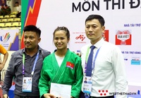 Tô Thị Trang nhận thưởng nóng sau khi giành HCV SEA Games 31 đầu tiên cho đoàn Việt Nam