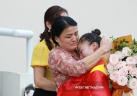 Lần đầu tiên giành HCV SEA Games cá nhân, Quách Thị Lan khóc ngon lành trong vòng tay mẹ