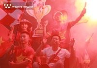 Pháo sáng đỏ rực ở Việt Trì trước trận U23 Việt Nam vs U23 Malaysia