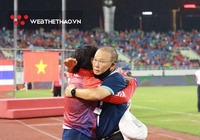 Thầy trò U23 Việt Nam ôm chầm hạnh phúc sau thắng lợi trước U23 Thái Lan