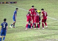 Cầu thủ U19 Thái Lan liên tục nằm sân, “bắt tay” U19 Việt Nam loại chủ nhà U19 Indonesia