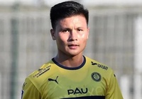 Quang Hải ra mắt CĐV Pau FC trên sân bóng... bầu dục
