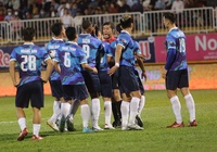 8 cầu thủ Bình Định xúm lại phản ứng trọng tài vì thổi penalty cho HAGL