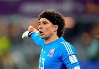 Thủ môn Ochoa tinh quái đánh lừa Lewandowski trên chấm phạt đền