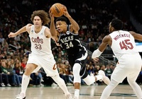 Á thần Antetokounmpo rực cháy, nhấn chìm tham vọng của Cavaliers