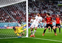 Courtois “trợ giúp” tạo nên bàn đầu tiên bằng đá phạt ở World Cup 