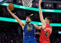 Stephen Curry cùng Klay Thompson nóng máy, Golden State Warriors “bắn hạ" Toronto Raptors