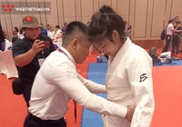 Võ sĩ jujitsu Việt Nam chấn thương nặng, phải nhờ thầy mặc áo, đeo đai lên nhận huy chương 