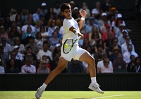 Wimbledon ngày 12/7: Alcaraz lần đầu vào bán kết, Medvedev nhọc nhằn đánh bại Eubanks