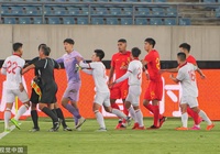 Tiến Linh đánh cùi chỏ, nhận thẻ đỏ ở trận thua Trung Quốc, HLV Troussier nói gì?
