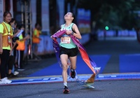 “Ớt tiêu” Lê Thị Tuyết xếp trên hàng loạt VĐV nam, gây ấn tượng mạnh ở giải marathon quốc tế di sản Hà Nội