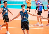 Ngôi sao số 1 của bóng chuyền nam Hà Nội rời sân bằng xe cứu thương