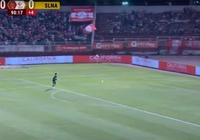 Cầu thủ SLNA phản lưới nhà từ giữa sân ở phút bù giờ theo cách khó tin