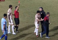 Độc lạ V.League: Ông Trần Tiến Đại bị thẻ đỏ, vẫn nán lại chỉ đạo cầu thủ CAHN