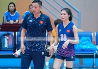 Hoa khôi bóng chuyền BTL Thông tin liên tiếp nhận tin mừng