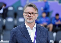 HLV Troussier họp đội, trút bầu tâm sự với các cầu thủ trước ngày chia tay tuyển Việt Nam