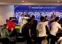 Cực sốc lý do nhóm phóng viên đòi đánh HLV Iraq trong phòng họp báo