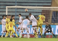 Rơi chiến thắng phút 90+7, Nam Định vẫn “vô địch” lượt đi V.League