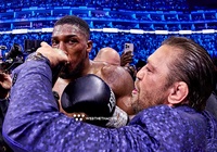 Sau màn "đổ bia vào miệng", Conor McGregor chỉ thốt đúng 3 từ khi Anthony Joshua knock-out Francis Ngannou